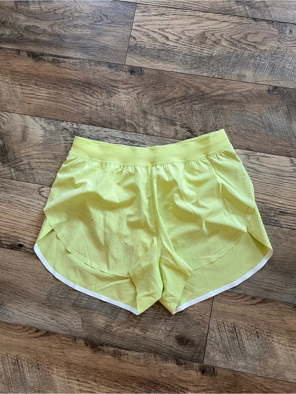 Lululemon find your pace 3inch reflective shorts size 6 lemon vibe 🍋